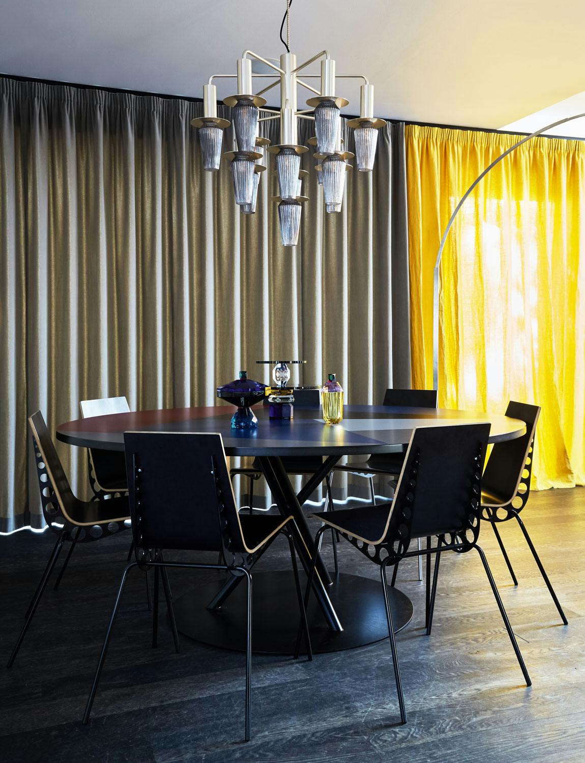 To gardiner –  to farger og kvaliteter gardin i lin og velur